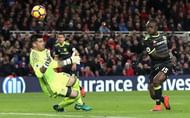 MIDDLESBROUGH, ENGLAND - NOVEMBER 20: Victor Moses of Chelsea has a shot saved by Victor Valdes of Middlesbrough  during the Premier League match between Middlesbrough and Chelsea at Riverside Stadium on November 20, 2016 in Middlesbrough, England.  (Photo by Ian MacNicol/Getty Images)